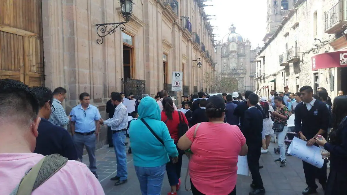 Manifestación de padres de familia del CECADEJ en Palacio de Gobierno